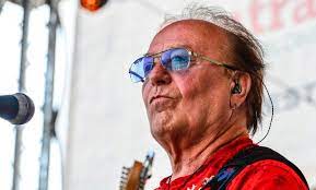 Petr janda je dlouholetým frontmanem skupiny olympic, pro kterou složil mnoho hitů; Zpoved Petra Jandy 78 Zivot Plny Drog A Zen Ahaonline Cz
