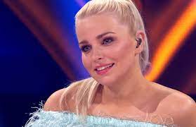 Ochtendprinses julie van den steen op de koffie bij ariana grande in londen. The Masked Singer Viewers Commented On Julie Van Den Steen She Is In Love With Him Newsy Today