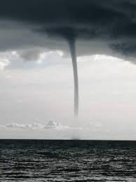 De cealalta parte a dobrogei, dunarea da si ea in clocot. Mai Multe Trombe Marine Impresionante Au Fost Filmate Ieri In Marea NeagrÄƒ Video Foto
