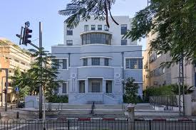 But given tel aviv's distance from the bauhaus's german birthplace—both geographically and culturally—how did israel's cultural capital become such a stronghold for bauhaus design? Tel Aviv Bauhaus Modernistischer Stil Fotos Uberblick Karte