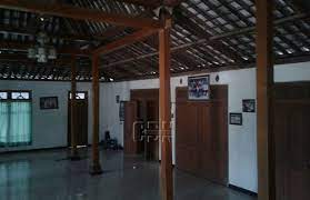 Ketika kamu berkunjung ke daerah jawa tengah maka kamu akan menjumpai banyak bangunan dengan desain rumah joglo. Rumah Joglo Di Ponorogo Masih Lestari Cendana News