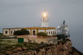 Entre el resto de localizaciones se encuentran el faro de mesa roldán, la torre de la alegría y la alcazaba en la capital. Faro De Mesa Roldan Wikipedia La Enciclopedia Libre