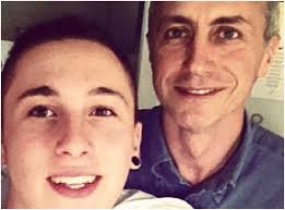 Nato il 13 ottobre del 1964 a torino, marco travaglio è figlio di un geometra progettista di treni fiat ferroviaria.cresce in un ambiente familiare dove la cultura trova molto spazio, consegue la maturità al liceo salesiano valsalice e poi si inscrive all'università alla facoltà di lettere moderne. Il Figlio Di Marco Travaglio Alessandro In Arte Trava Viene Chiamato Per La Sigla Di Media E Tv