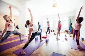 Week 2 of our yoga challenge with fitness magazine and two fit moms. Flowing Om Kurse Yoga Flow