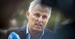 Dat heeft zijn familie vanmiddag bekendgemaakt. Prominent Dutch Crime Reporter Peter R De Vries Shot In Amsterdam Crime News Al Jazeera