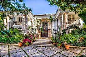 Gated Communities Offer Their Residents Multiple Benefits The Most Obvious Is Peace Of Mind When There Is A Gate Checking Who Chandler Real Estate In 2019