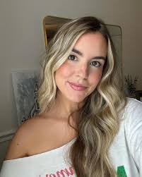 Elizabeth Albertson's Instagram, Twitter & Facebook