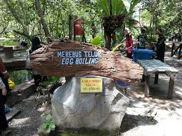 Berendamlah di kolam air panas yang dikelilingi oleh pegunungan, hutan, atau danau. Felda Residence Hot Springs Jom Berendam Kolam Air Panas