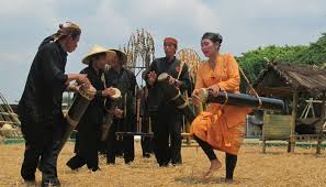 Seperti halnya ritual, upacara, ataupun acara adat setempat yang diiringi oleh cabang seni. Mengenal 9 Alat Musik Tradisional Banten Yang Khas Dan Eksotis