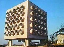 前回書いた世田谷の不思議な建物 百窓 の続きです いったいこんな建築物は誰が何のために建てたのでしょう 窓 アンティークラジオ 建築物