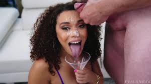 Ébano premium com garganta profunda no pau branco até que o esperma cubra  todo o rosto
