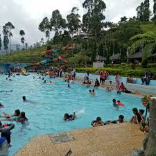 Di kolam utama kedalaman berbeda2, dibagian tengah kedalamnya 2,5 dipangkal dan ujung lebih dangkal. 13 Kolam Renang Di Bandung Info Lokasi Harga Tiket Dan Jam Buka Tutup