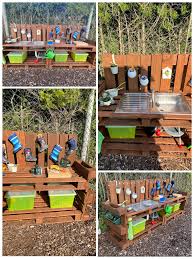 Gartenkuche Fur Kinder Aus Paletten In 2020 Werkbank Kinder Kinder Garten Kleine Werkbank