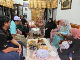 YB Dato' Hj. Che Abdullah Mat Nawi dan isteri, Datin Saleha Yaacob  menziarahi keluarga Allahyarham Subky Latiff di Gombak. Berkongsi cerita  dan bernostalgia mengimbau kenangan yang pernah dilalui dalam bahtera  perjuangan ini