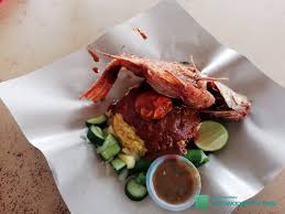 Salah satu menu terbaru di nasi goreng gila gondrong 81 adalah dengan menambahkan toping keju mozarela leleh layaknya makanan kekinian di atas nasi gorengnya. Nasi Dulang Daun Pisang Sg Ramal Kajang