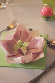 Pliage De Serviette Et Petit Paquet De Chocolat Fait Par Mes Mains Pliage Serviette Serviette De Table Serviettes