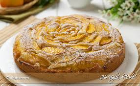 Dividete ciascuna pesca a metà 1, quindi con un coltellino eliminate il nocciolo 2. Torta Alle Pesche Soffice