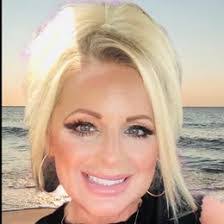 Shelly Recker's Instagram, Twitter & Facebook