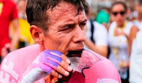 El ciclista colombiano se dejó ver en video antes de entrenar y ayudando a su esposa con su hija carlota. Tour De Francia Rigoberto Uran Explico Foto Con Nairo Y Egan Bernal Antena 2