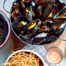 Moules Mariniere Et Frites Ricardo Recipe In 2020 Mussels Mussels White Wine Fries