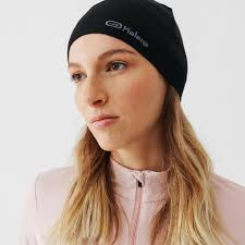 The style of our running knit hats is modeled after classic winter hats. Running Hat Black Decathlon