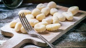 Gnocchi) is a person who is legally registered as a worker, usually for the government, and receives a monthly wage, but who performs little or no work. Noquis De Papa Receta Original Como Se Prepara Y Por Que Se Come El 29 De Cada Mes Noticias Economicas Financieras Y De Negocios El Cronista