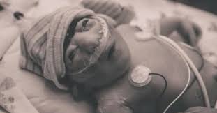 Warsignale, bei denen du sofort zum arzt solltest. Frau Tragt Baby Aus Nur Um Es Fur Ein Paar Stunden Zu Halten