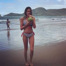 Alta, pelo largo y ondulado y delgada figura. Ya Quisiera Estar Ahi Y Asi Mariana Genesio Pena Y Un Gran Anhelo En Medio De La Cuarentena Minuto Neuquen