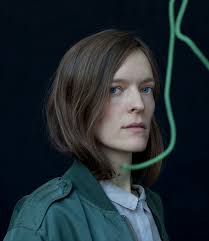 Hanna Schwarz studierte an der Hochschule für Bildende Künste in Hamburg  bei Stephan Dillemuth und Cosima von Bonin.