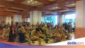 Cuti bersalin ialah sejenis faedah pekerja yang memberikan cuti bergaji untuk pekerja (lazimnya wanita) bersalin dan membesarkan anak. Catat Ini Syarat Pns Pria Bisa Cuti 1 Bulan Temani Istri Lahiran