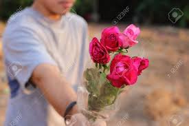 Mazzo di rose rosse su bianco. Immagini Stock Messa A Fuoco Selettiva E Profondita Di Campo Di Un Bellissimo Mazzo Di Rose Rosse Sono Date Con Alcune Persone Dal Giovane Amore E Romanticismo Concetto Di San Valentino