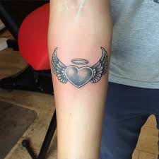 Wing Tattoo With Heart On Wrist Dovmeli Kadin Dovme Tasarimlari Melek Kanadi Dovmeleri