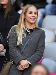 Und für alle, die nochmal genaues wissen möchten: Deutschlands Spielerfrauen Ozils Freundin Fiebert Gegen Sudkorea Auf Der Tribune Mit