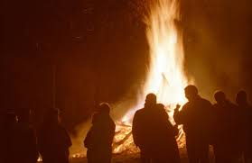 Das osterfeuer darf nur am karsamstag ab 18:00 uhr entzündet und muss bis spätestens 24:00 uhr vollständig abgebrannt werden. Das Osterfeuer Ein Alter Brauch Wird Zum Familienfest Institut Fur Landeskunde Und Regionalgeschichte