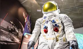 Neil armstrong's spacesuit from the historic apollo 11 moon landing is back on display for the first time in 13 years. Unvie S Neil Armstrong Spacesuit Replica Statue Is On Tour Usunvie
