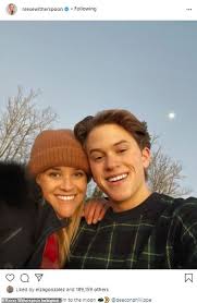 Maybe you would like to learn more about one of these? Reese Witherspoon And Son Deacon Phillippe Look Like Siblings As They Pose For An Outdoor Selfie Aktuelle Boulevard Nachrichten Und Fotogalerien Zu Stars Sternchen