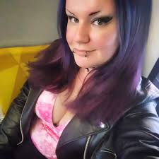 I'm so excited that my new job allow me to dress pretty much however I want  ☺️ despite usually being the first person our clients meet (I'm a nailtech  and my table