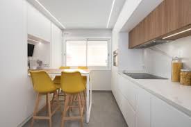 Suelo mobiliario cocina mesa y sillas electrodomésticos revestimiento paredes. Ideas Para Cocinas Fotos De Cocinas Con Suelo De Baldosas De Terracota Diciembre 2020 Houzz Es