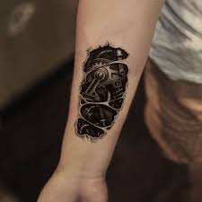 Manner Tattoos Kleine Tatowierung In Schwarz Und Grau Am Unterarm Biomechanik Tattoo Mechaniker Tattoo Biomechanik Tattoo Unterarm