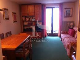 L' appartamento è formato da ingresso, soggiorno con caminetto, cucinotto, disimpegno notte, 3 camere da letto di cui una matrimoniale e 2 singole, bagno, ripostiglio, balcone c. Madonna Di Campiglio Appartamento Gran Panorama Immobiliare Santalfredo