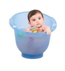 C'est une baignoire en plastique qu'il faut gonfler et remplir d'eau avant de plonger le bébé pour son bain. Avis Baignoire Shantala