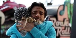 The plot follows a mexican playboy who is suddenly saddled with a love child at his doorstep, and sets off to los angeles to find the mother. Critica De No Se Aceptan Devoluciones Cinescondite