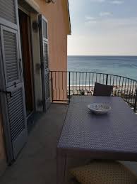 Pietra ligure, in zona centrale e molto comoda al mare, si propone in vendita in piccolo stabile di 3 unità abitative, trilocale al secondo ed ultimo piano, finemente ristrutturato con termo autonomo, aria condizionata e nessuna spesa condominiale. Appartamento In Vendita A Finale Ligure Cod Que Zm1004