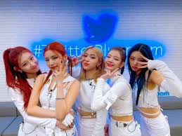 Prior to their debut, the members had previous experience in the industry. Itzy Reveals They All Tried To Leave Jyp Entertainment Before Debuting Kpophit Kpop Hit