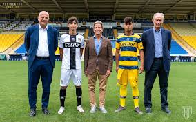 The latest tweets from @1913parmacalcio Crociata E Gialloblu Ecco Le Nuove Maglie Del Parma Sportparma