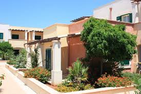 Ville con piscina, appartamenti al mare, terreni con progetto per costruire, palazzi, masserie e case in campagna e in città. Villaggio Lido Marini Salento Arco Del Saracino Myapuliastyle