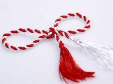 Toate martisoarele sunt ambalate in punguta, cu snur de martisor, ac de brosa si carton martie. Snur Martisor