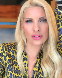 Η παρουσιάστρια έχει βάλει ως προτεραιότητα τη συγκεκριμένη χρονική περίοδο τη νέα της. Elenh Menegakh Deite Ti Postare Kai Trelane Toys Followers In Gr