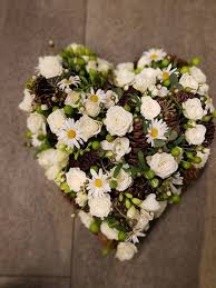 Pin Von Anna Fuvesi Auf Sziv Virag Trauergestecke Gestecke