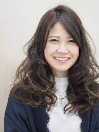 セミロングは前髪なしで大人っぽく 大人カワイイを目指せ hair ロング パーマ 前髪なし 黒髪ロング パーマ セミロング パーマ